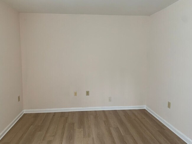 Building Photo - 1 BR, 1 BA Condo-3rd floor *Fresh paint throughout! * Easy to clean flooring only one year old. P...