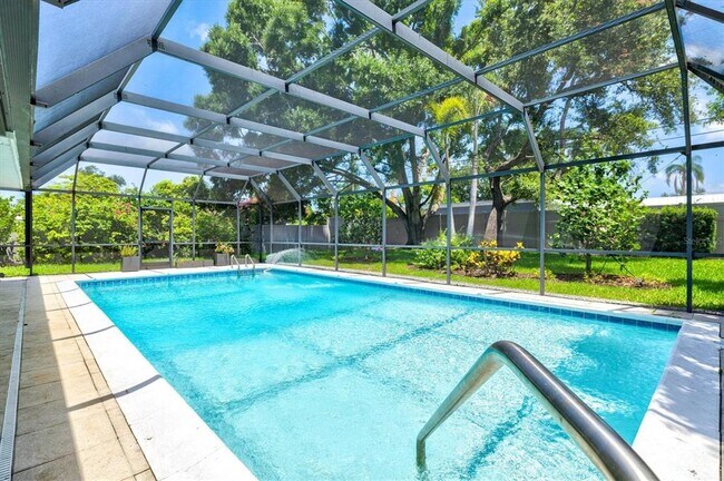 Building Photo - 2587 Ringling Blvd