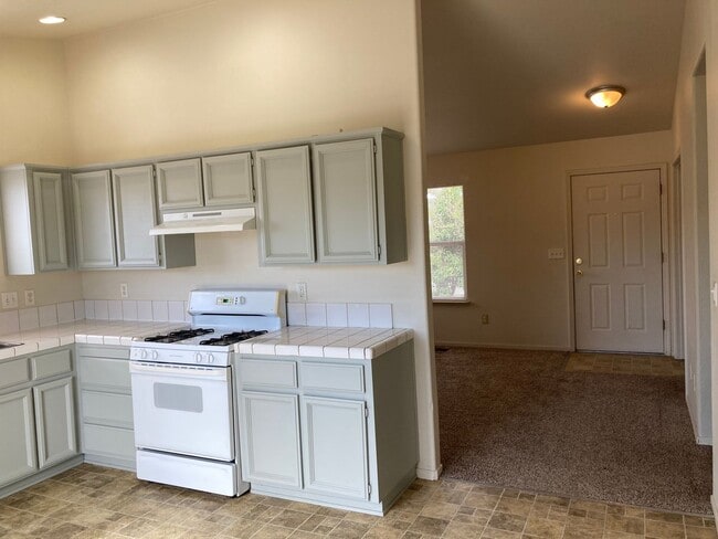 Building Photo - Charming 3 Bedroom