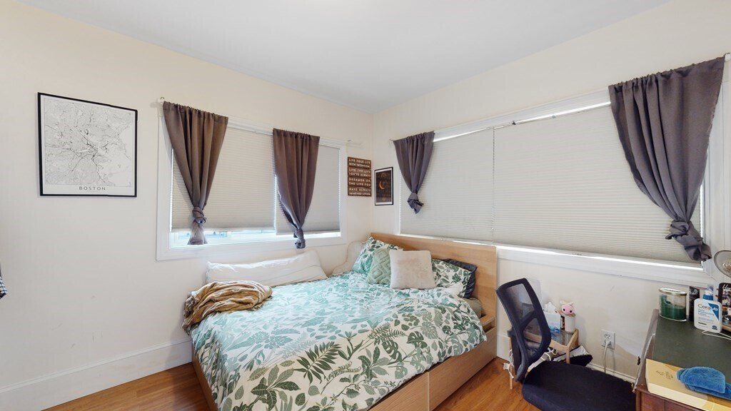 Building Photo - 112 Gladstone St