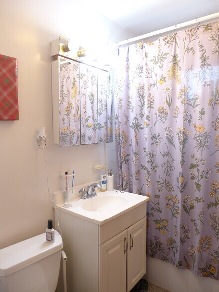 Building Photo - 821 Parker St