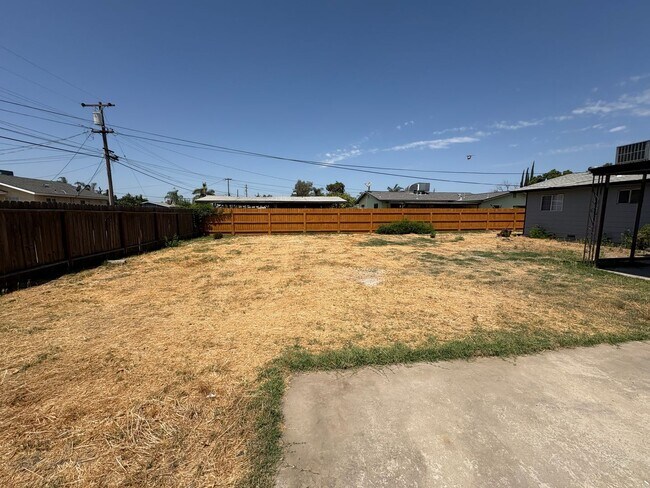 Building Photo - Updated Interior home in Dinuba near Shopp...