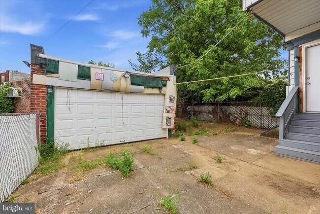 Building Photo - 227 Lindley Ave