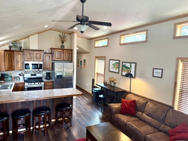 Building Photo - 208 Loves Ln
