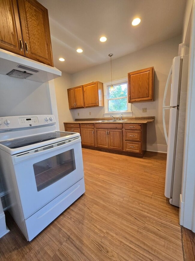 Building Photo - 2 Bed 1 Bath + Garage and Yard