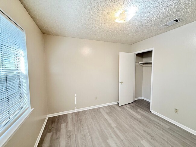 Building Photo - 3-Bedroom Duplex