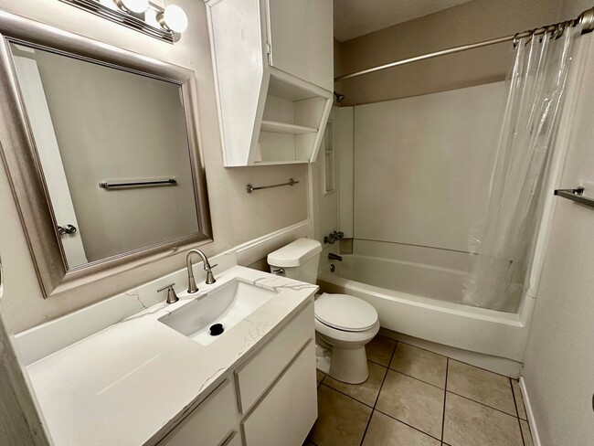 Building Photo - 2-Bedroom 2-Bathroom Condo Close to Baylor...