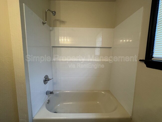 Building Photo - 1400 Brookdale Dr