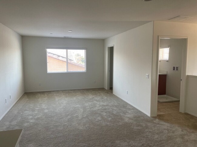 Building Photo - Spacious Two Story 5bd/3ba House