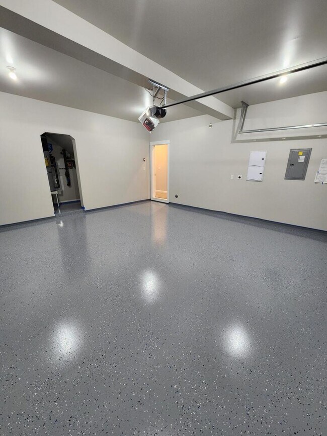 Building Photo - "Stunning 3-Bedroom Townhouse with attache...