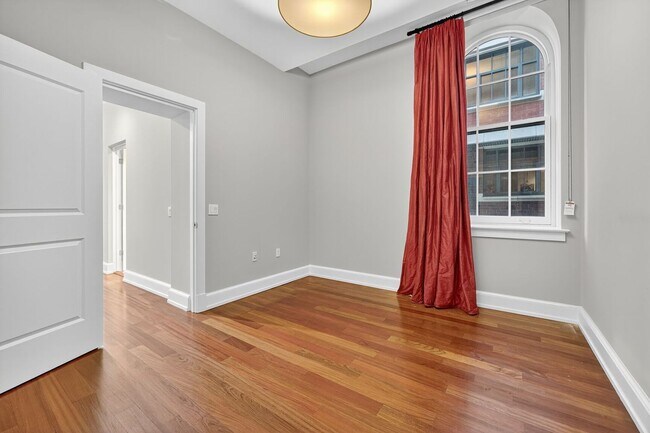 Building Photo - Available Now! High End 2 Bed 2 Bath in Luxury Building with Pool, Gym, Parking