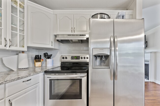 Building Photo - 139 E 49th St