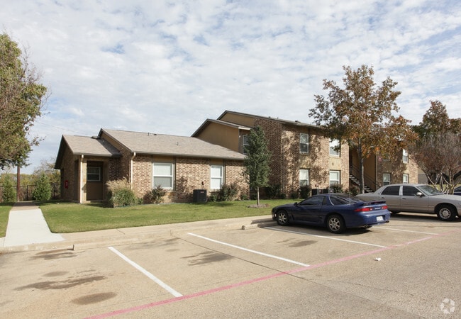 Building Photo - Red Oak Apartments