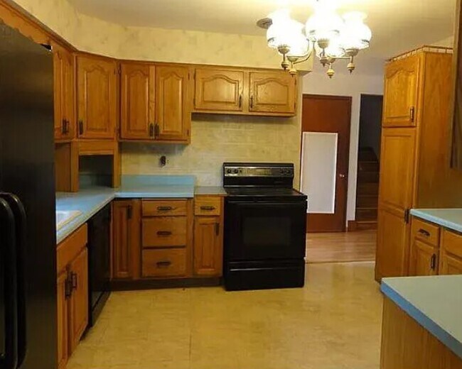 Building Photo - 613 St Charles Rd