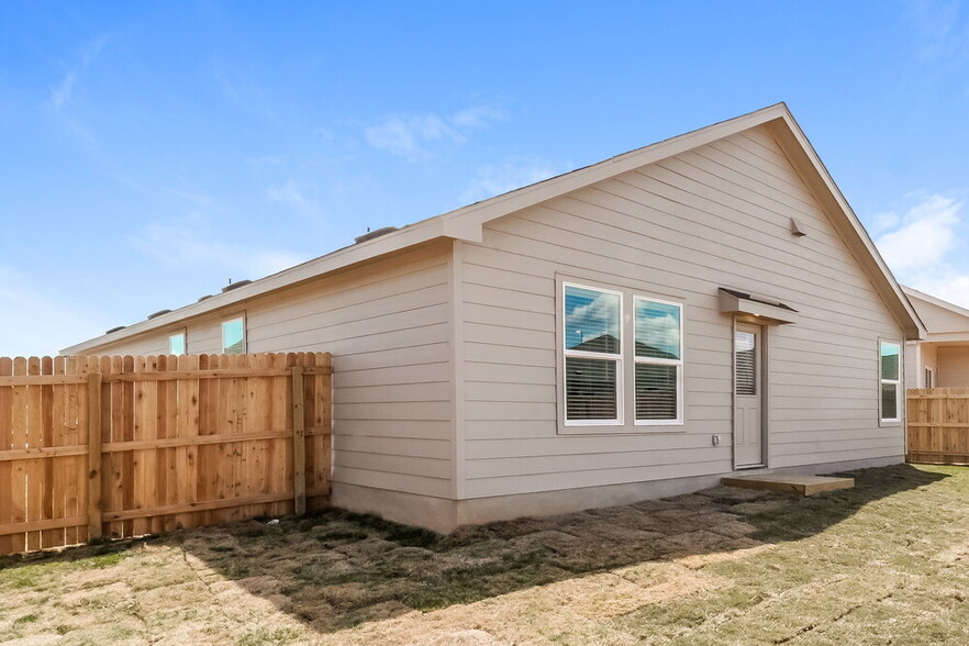 Building Photo - 1221 White Willow