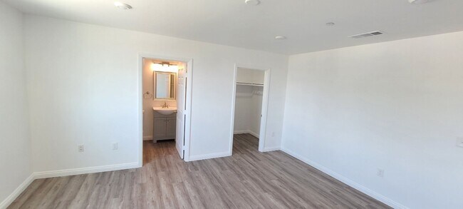 Building Photo - ROW (916)