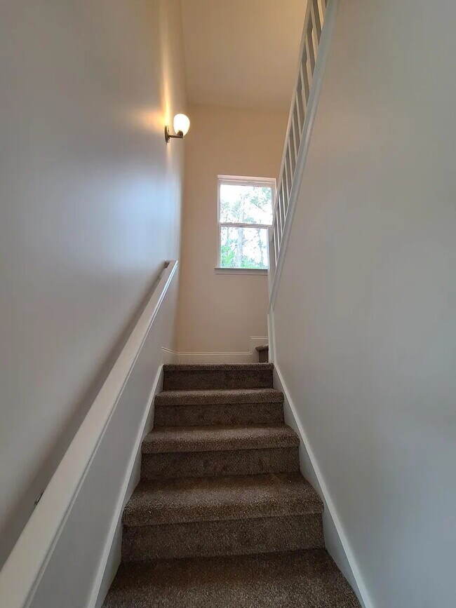 Building Photo - Sign a 12-month lease now and receive the ...
