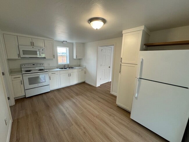 Building Photo - Cozy Remodeled 2 Bedroom, 1 Bathroom Home