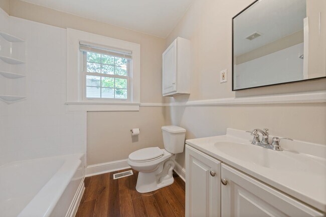 Building Photo - 3bd/1ba Home Near Durham's Lakewood Neighborhood!