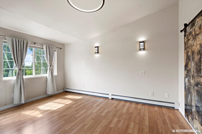 Building Photo - Modern & Stylish Townhome!