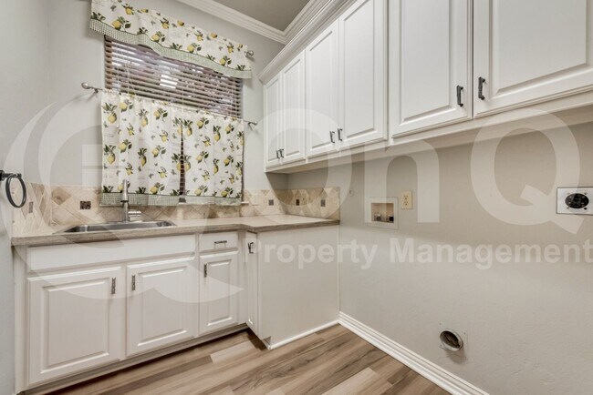 Building Photo - 5224 Longvue Dr