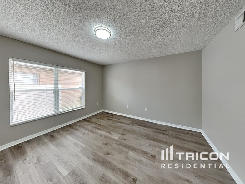 Building Photo - 12610 Lake Vista Dr
