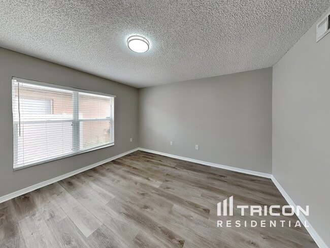 Building Photo - 12610 Lake Vista Dr