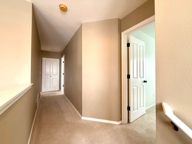 Building Photo - Bright Sammamish Home with Fully Fenced Yard