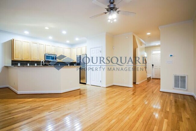 Building Photo - Spacious End-Unit 3-Bed Townhome with Back...