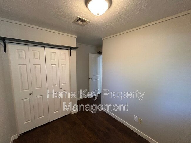 Building Photo - 3165 Crestview Dr
