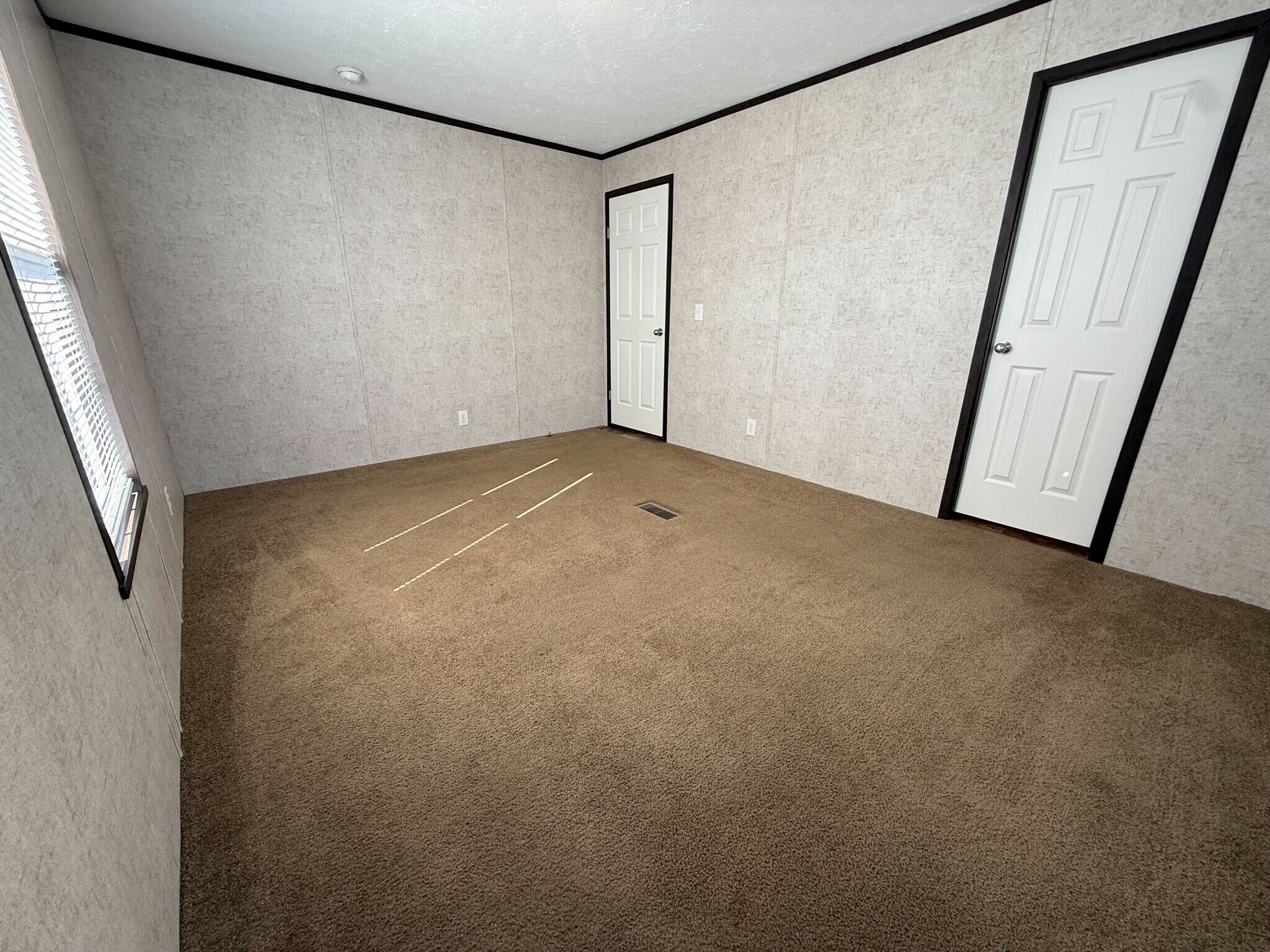 Building Photo - 11975 Creekview Ave