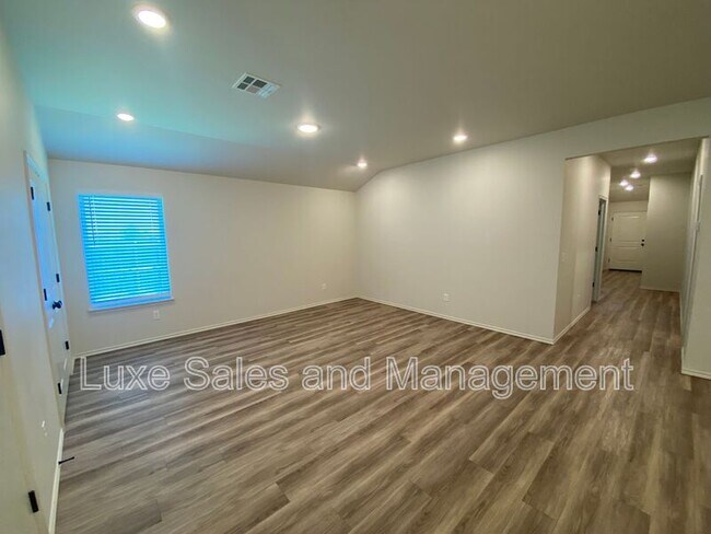 Building Photo - 8000 NW 110th Dr