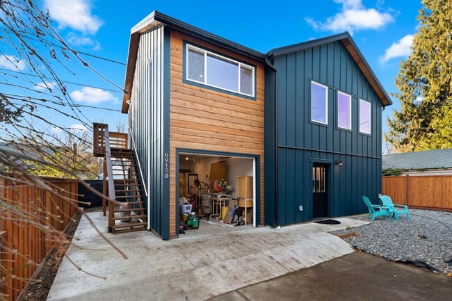 Building Photo - 1 Bath Furnished Studio in Woodlawn!