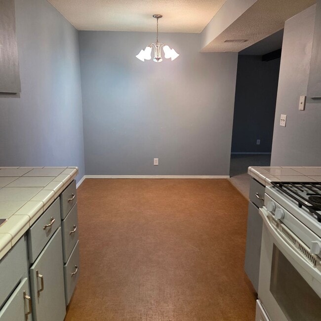 Building Photo - South Lincoln 1-bedroom apartment