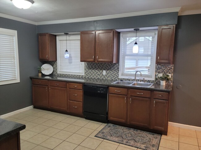 Building Photo - BEAUTIFUL UPDATED 3 BEDROOM 2 BATH HOUSE!