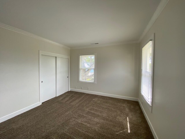 Building Photo - 585 Laine St