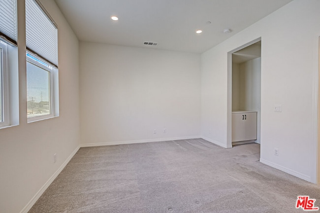 Building Photo - 681 S District Way