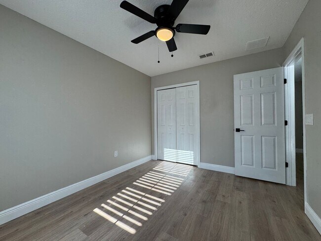 Building Photo - Fully Renovated Townhome | Modern Quartz K...