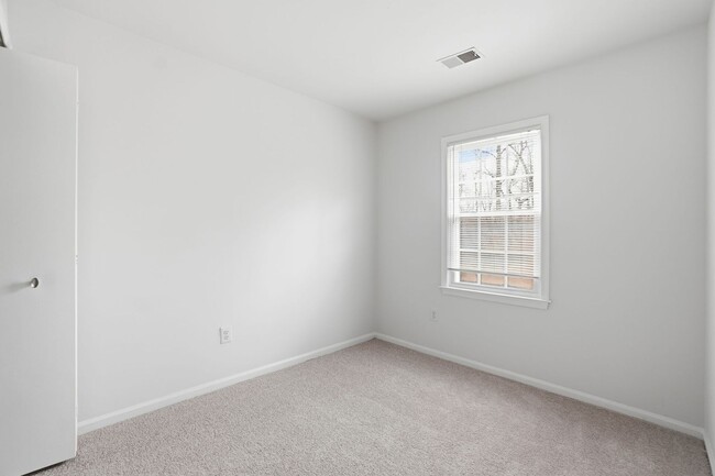 Building Photo - Welcome home to this charming three-level townhouse in the heart of Springfield!