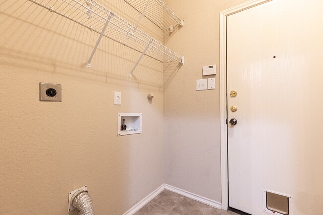 Building Photo - 906 Ashbury Bluff