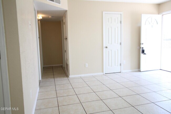 Building Photo - 9145 Begonia Pl