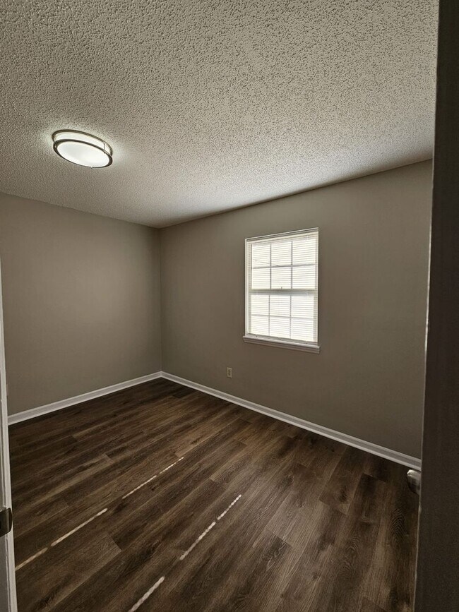 Building Photo - Three bedroom, 2 bath condo in High Point