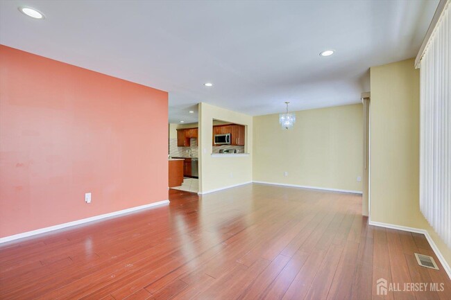 Building Photo - 160 Vasser Dr