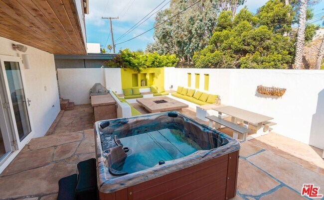 Building Photo - 27112 Malibu Cove Colony Dr