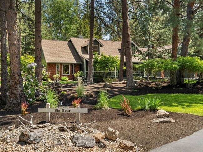 Building Photo - Stunning Custom Home 4 Bedroom in the Gate...