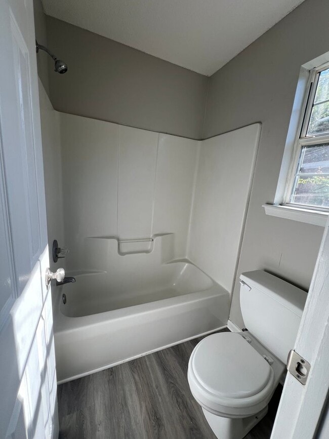 Building Photo - Beautiful 3 Bedroom 2 Bath Home