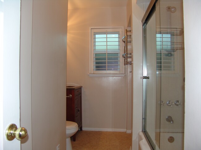 Hall bathroom w/ tub & shower - 5450 Burnet Ave