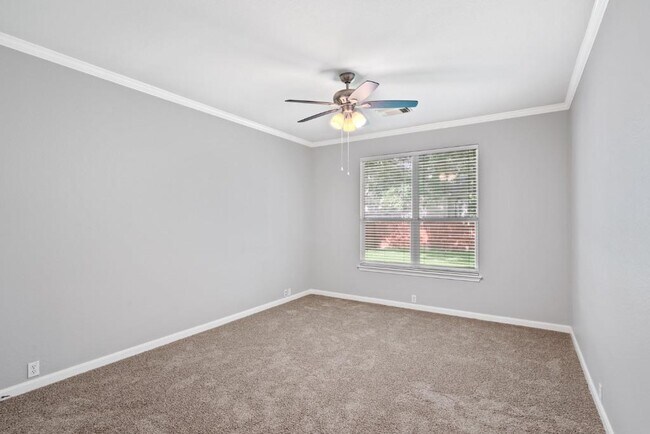 Building Photo - 10724 Thoroughbred Dr