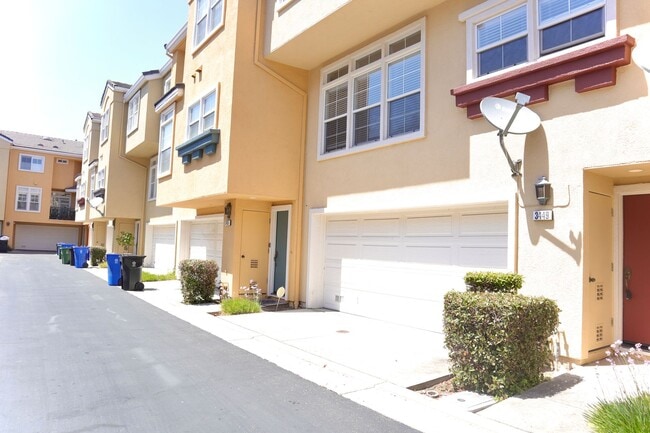 Building Photo - 2-Bedroom + Loft Condo for rent! Downtown ...
