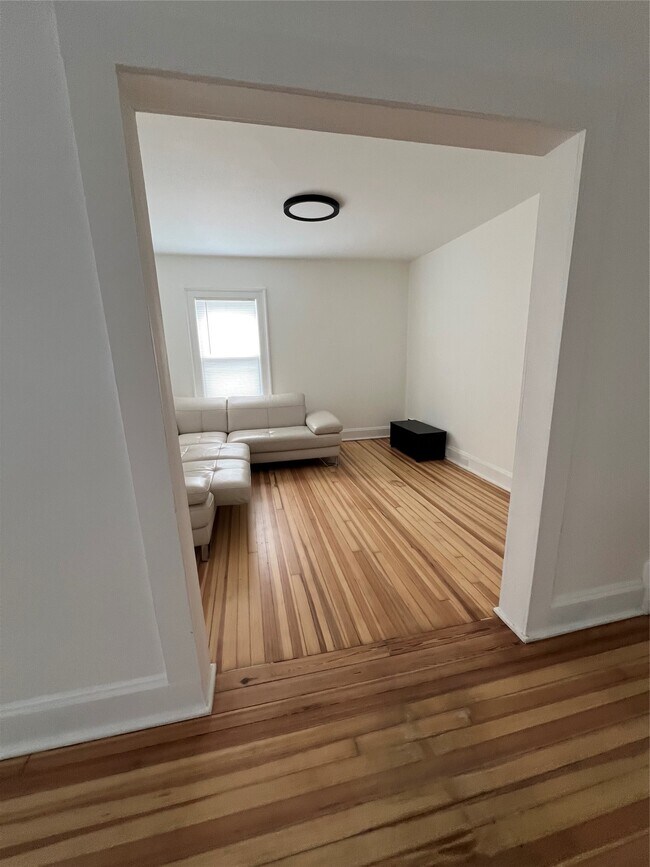 Building Photo - 36 Haendel St